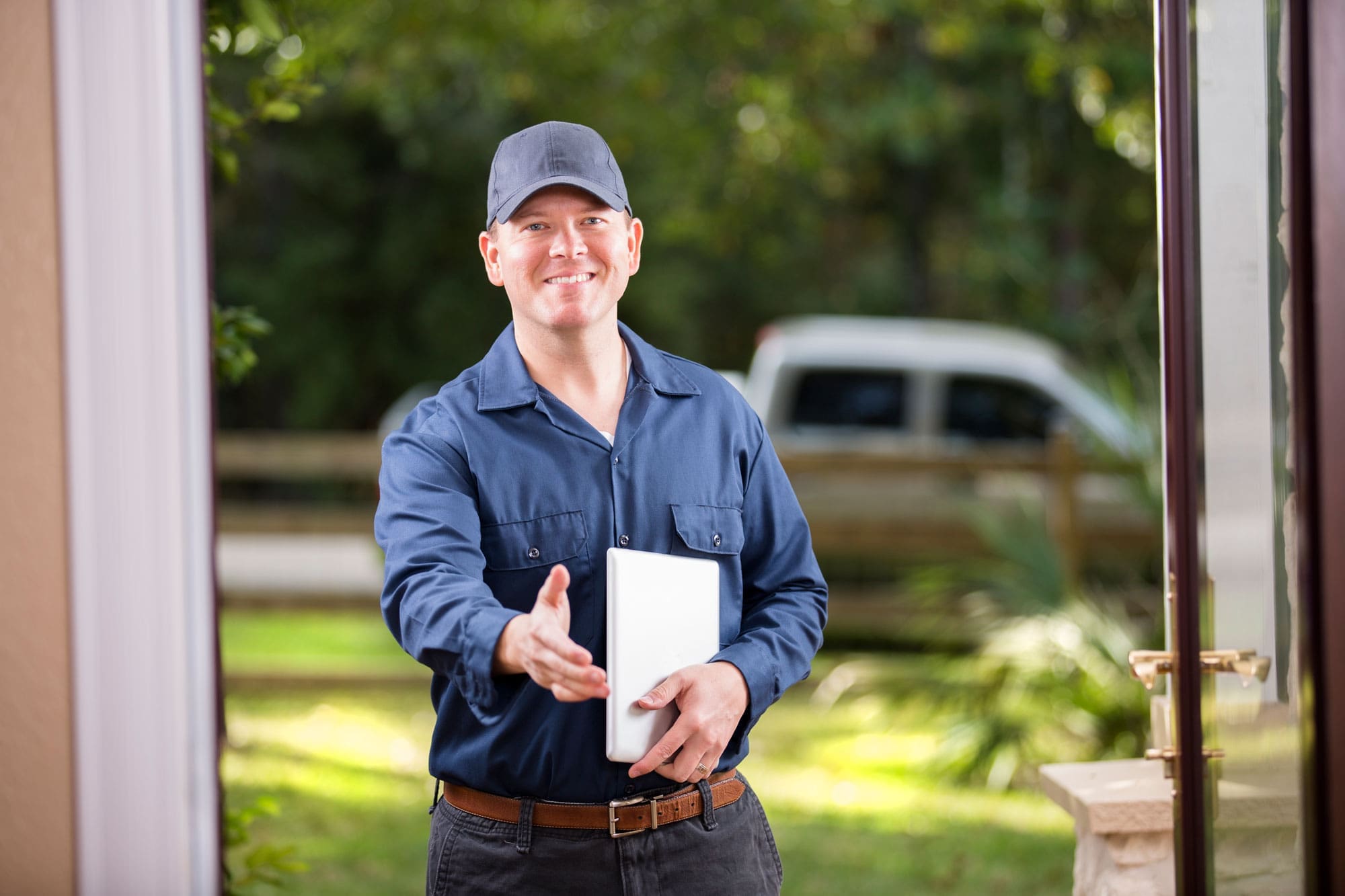 Pest-Control-Technician2 Pest control Technician greeting client at the door